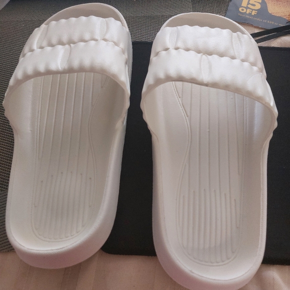 Sketchers Stretch Fit shoes (FREE HOUSE SHOES) - Picture 14 of 15